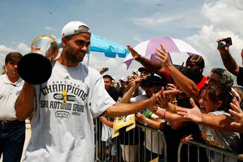 马卡：小西蒙尼如今表现出色，离不开梅西对他的明智建议（马卡：小西蒙尼近期状态火热，梅西的点拨功不可没）