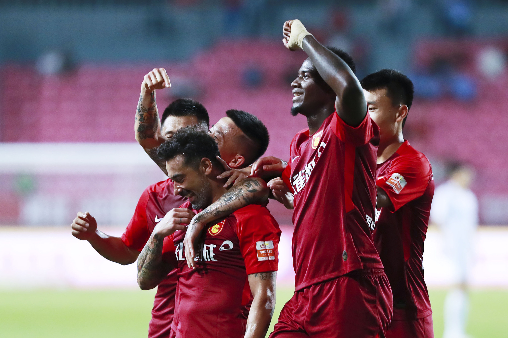 利物浦稍战优势或双杀巴黎 加时赛并非天方夜谭（利物浦略占上风有望再胜巴黎 加时大战并非不可能）