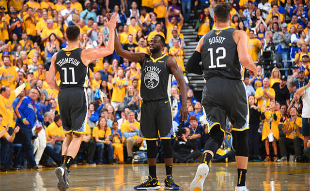 记者：阿隆索在训练前向全队讲话，批评球员态度问题（记者称阿隆索训练前面向全队发言，直批球员态度问题）