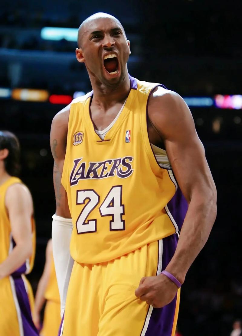 特雷·杨暖心圣诞惊喜：为轮椅小球迷改造房屋便捷性&DIY专属卧室（特雷·杨送上圣诞暖礼：为轮椅小粉丝升级无障碍家居并亲手打造专属卧室）