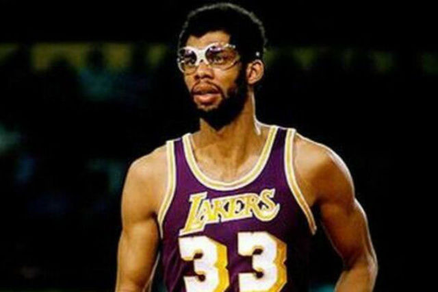 浓眉成为东契奇后首位至少获得35分15篮板的独行侠球员（浓眉继东契奇之后，成为首位至少砍下35分15篮板的独行侠球员）