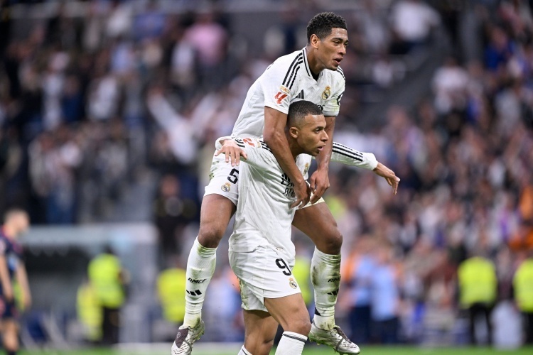 拉菲尼亚安慰弗里克？记者：输切尔西后弗里克感到精疲力竭（记者称：负于切尔西后弗里克疲惫不堪，拉菲尼亚上前安慰）