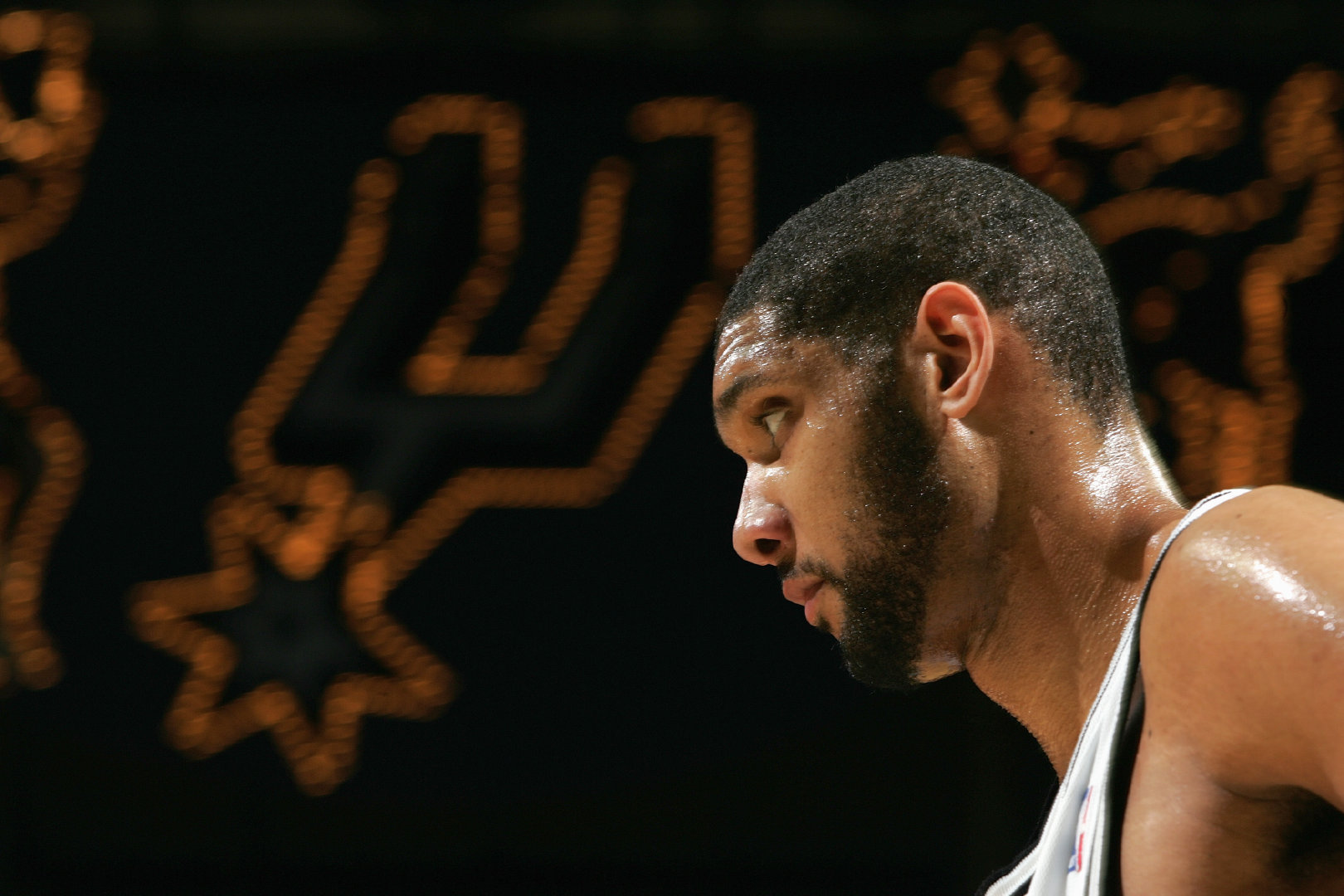 杀死比赛！布朗飞身上篮打停山东 19秒领先6分（布朗飞身上篮定胜局，19秒建立6分优势打停山东）