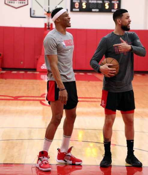 斯基拉：米兰派球探考察萨索洛中卫穆哈雷莫维奇和伊泽斯（斯基拉：米兰派球探考察萨索洛两位中卫穆哈雷莫维奇、伊泽斯）