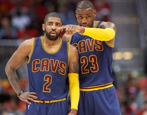 维尼修斯庆祝当选年度最佳球员 把World拼成word（维尼修斯加冕年度最佳球员 庆祝时将“World”误写为“word”）