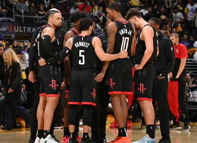 篮球CBA季后赛门票售罄，黄牛加价300%（CBA季后赛一票难求，黄牛价飙至原价三倍）